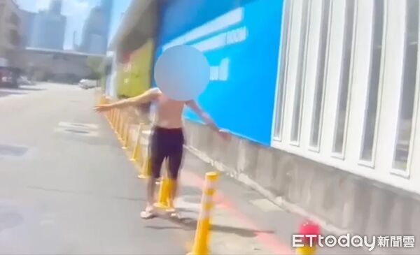 松出街頭驚見持刀半裸男！警衝場壓制逮人...意外查獲通緝身分