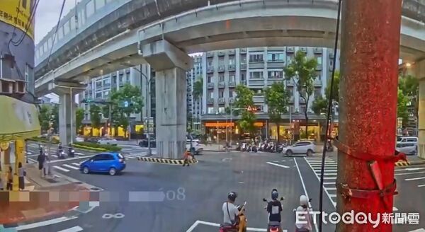 ▲▼男子開車逆向衝進騎樓，竟稱為了買麵包腳不方便。（圖／記者陸運陞翻攝）