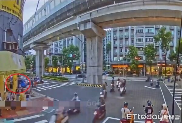 騎樓當得來速！下班尖峰開車逆衝人行道 三寶嗆：我要買麵包