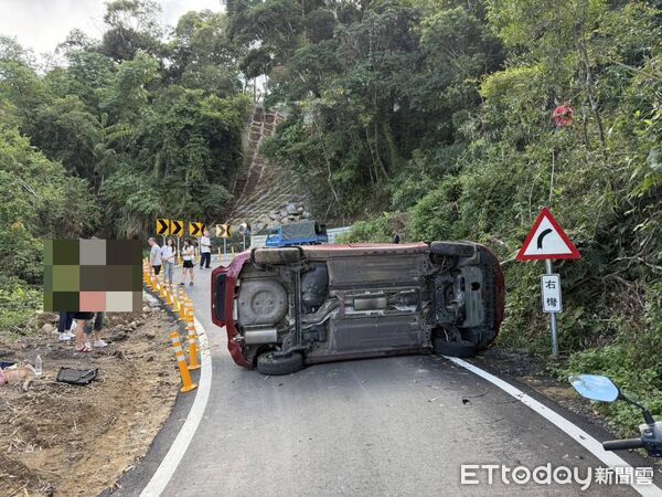 ▲▼             花蓮赤柯山發生翻車意外，駕駛與乘客命大僅輕傷，未送醫。（圖／記者王兆麟翻攝，下同）