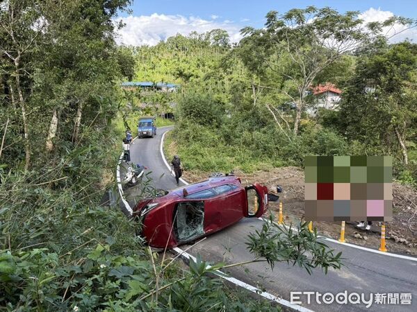 ▲▼             花蓮赤柯山發生翻車意外，駕駛與乘客命大僅輕傷，未送醫。（圖／記者王兆麟翻攝，下同）