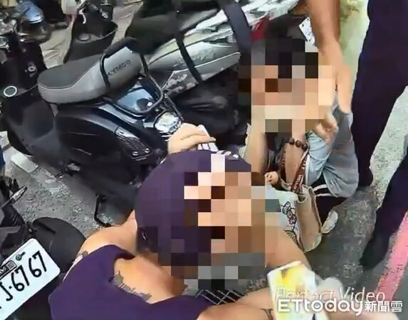 ▲▼張男與妻子李女在街頭大吵扭打，警方獲報發現李女為通緝犯又在兩人身上搜出毒品。（圖／記者陸運陞翻攝）