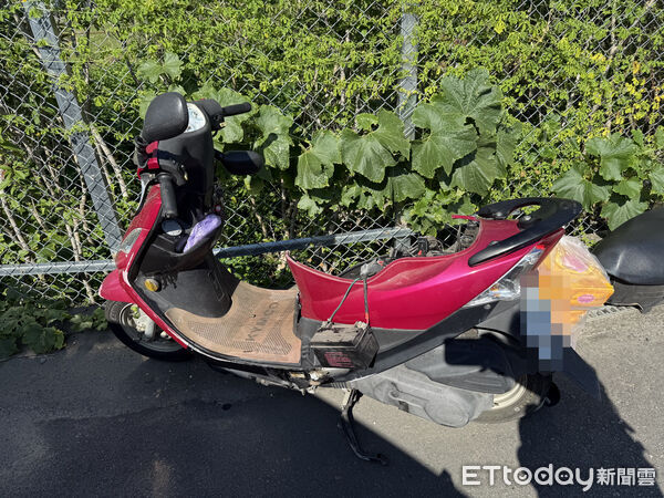 ▲▼1輛紅色機車闖似紅燈，遭黑色賓士撞飛，女騎士骨折全身傷。（圖／民眾提供，下同）