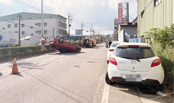 ▲桃園市林姓男子今天上午駕車經過中壢區中園路時，不慎碰撞路旁白色轎車後再撞上中央分隔島翻覆。（圖／中壢警分局提供）