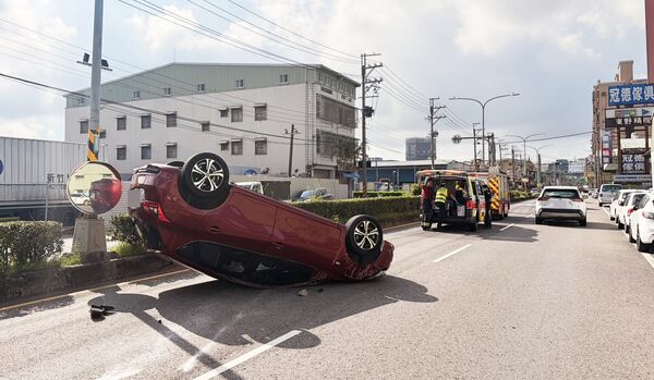 ▲桃園市林姓男子今天上午駕車經中園路時，不慎碰撞路旁轎車後再撞上中央分隔島翻覆，警消到場處理。（圖／中壢警分局提供）