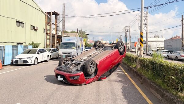 ▲桃園市林姓男子今天駕車經中園路時，不慎失控碰撞路旁轎車再撞上中央分隔島翻覆。（圖／中壢警分局提供）