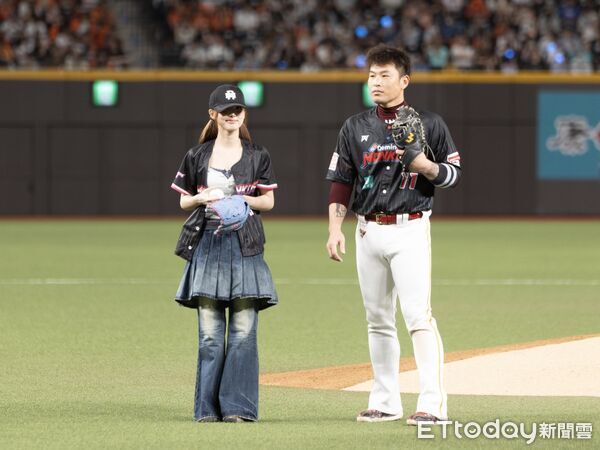 ▲直擊／TWICE娜璉大巨蛋開球。（圖／記者蘇嘉偉攝）