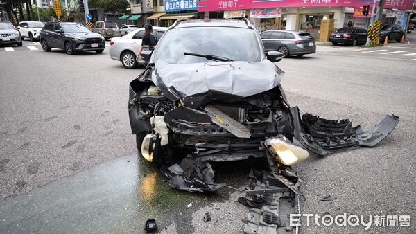 台中2車相撞「車頭全撞爛」！2人受傷送醫