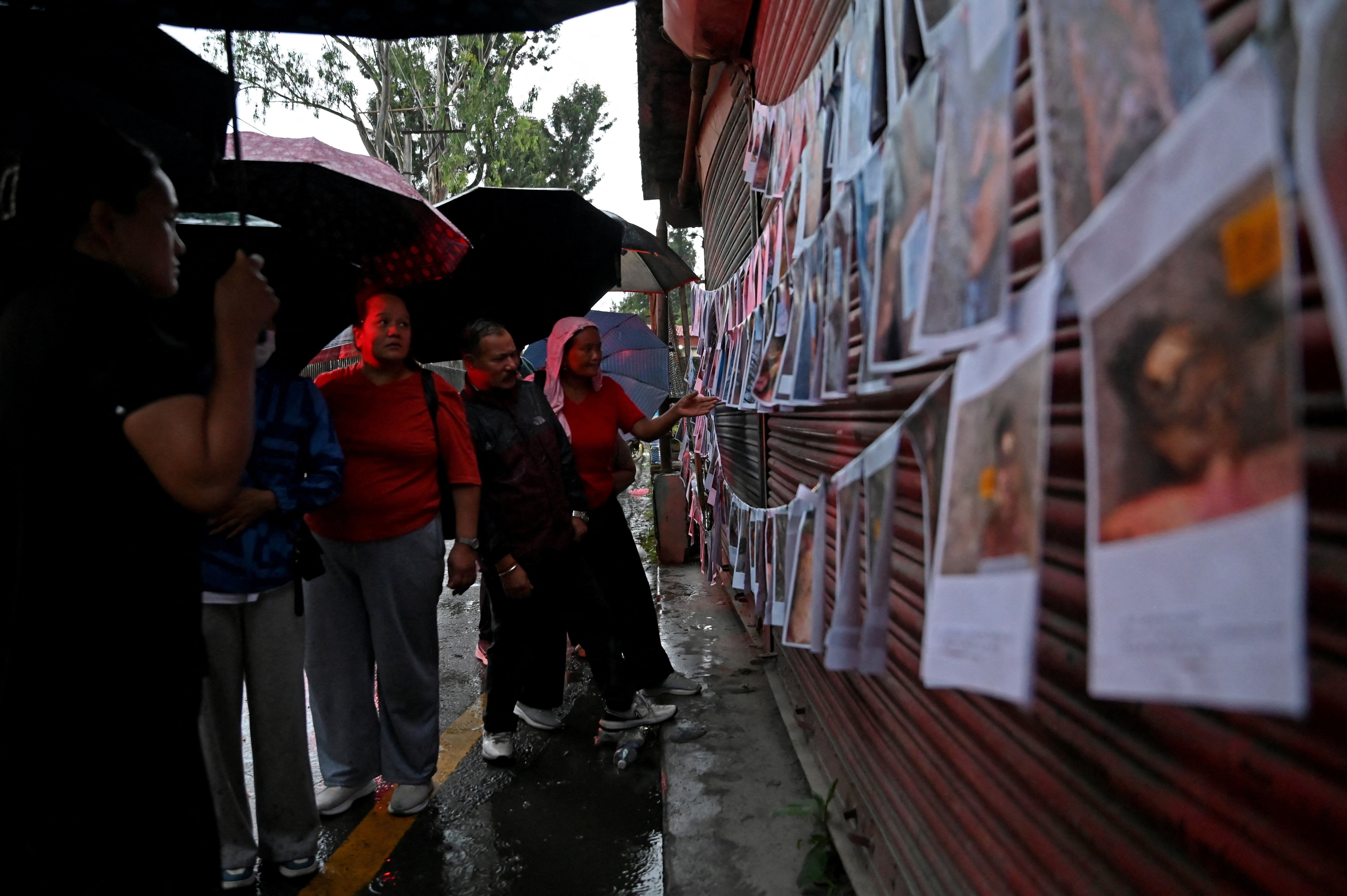 ▲▼尼泊爾、西藏邊境暴洪已造成至少600人死亡，還有近3000人失聯，民眾看罹難者照片尋找親友。（圖／路透）