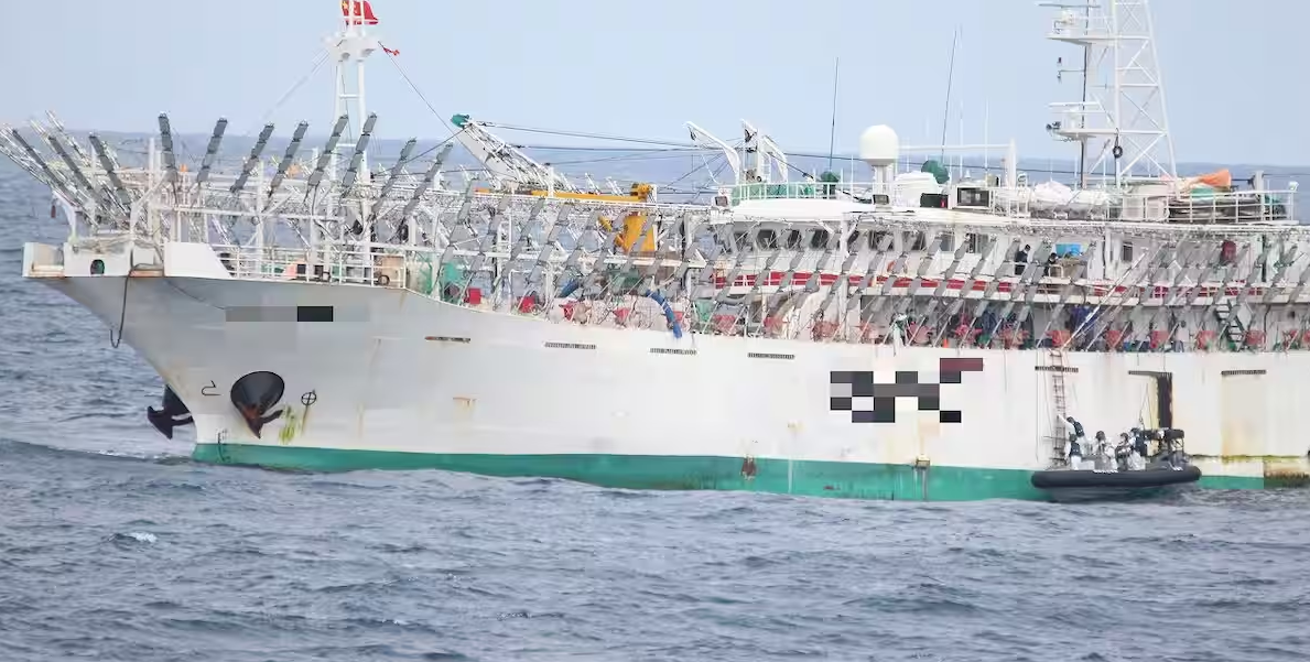 ▲▼日本北海道漁船在北太平洋公海準備接受中國海警局登船檢查,日本水產廳監導官架梯移乘。(圖/日本水產廳)