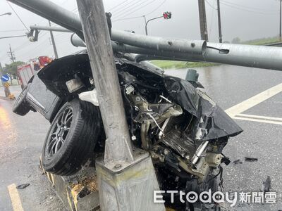 天雨路滑車失控！花蓮男衝分隔島撞斷路燈　車頭爆裂2傷
