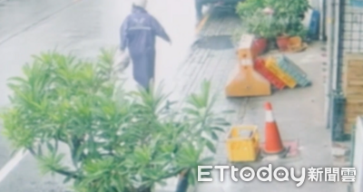 闖周氏蝦捲潑蟑！雨衣怪客身影曝光　店員還原現場：整個慌掉了
