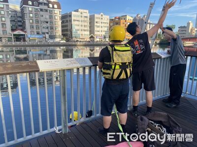 台南運河驚見男性浮屍 消防下水打撈、身分死因待查