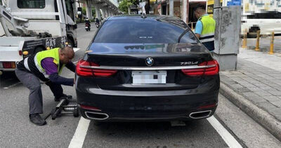 台中BMW把「機車待轉區」當停車格!網酸:這智商被拖走剛好