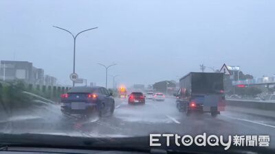 快訊/台中強降雨全城一片黑 自小客失速自撞分隔護欄