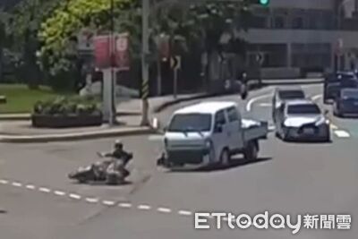 基隆小貨車右轉進海大KO機車!嬤孫3人慘摔送醫 驚悚畫面曝