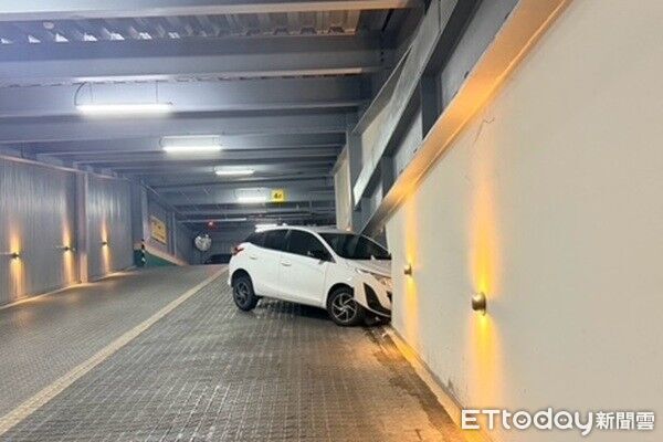 不是3D壁畫！中壢停車場白車「穿牆而出」 石塊砸中特斯拉