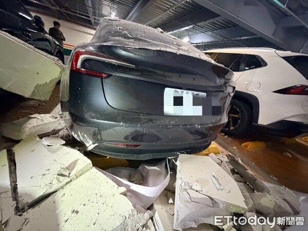 ▲▼掉落石塊碎片砸中樓下包括「特斯拉」在內3車受損。（圖／中壢警分局提供）