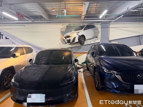 ▲車頭穿牆而出，宛如3D壁畫。（圖／中壢警分局提供）