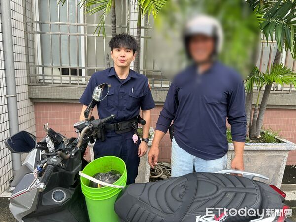 ▲▼日前民眾騎車經過在梓官區赤崁北路上時，發現有烏龜在地上爬行，警方獲報到場，沿路發現約30多隻烏龜，帶回派出所後通知飼主前來領回。（圖／記者吳世龍翻攝）