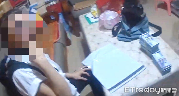 ▲▼瑞芳婦遭詐騙，取款女車手到場面交，警方秒逮人。（圖／記者郭世賢翻攝）