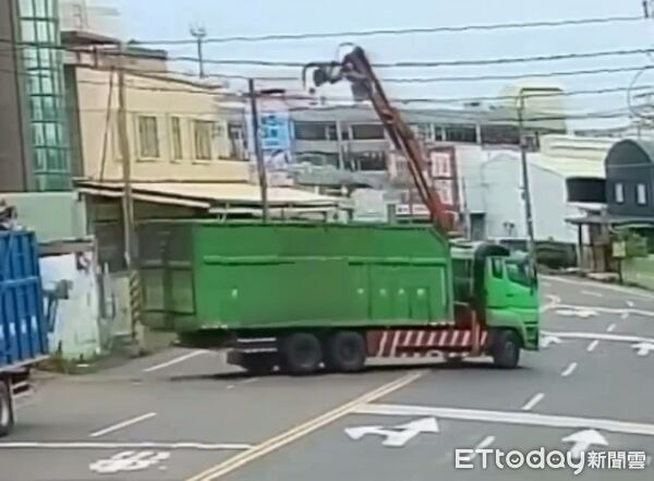 ▲▼        大貨車吊桿未收勾到電線 電桿硬生斷裂驚險畫面曝     。（圖／記者林東良翻攝）