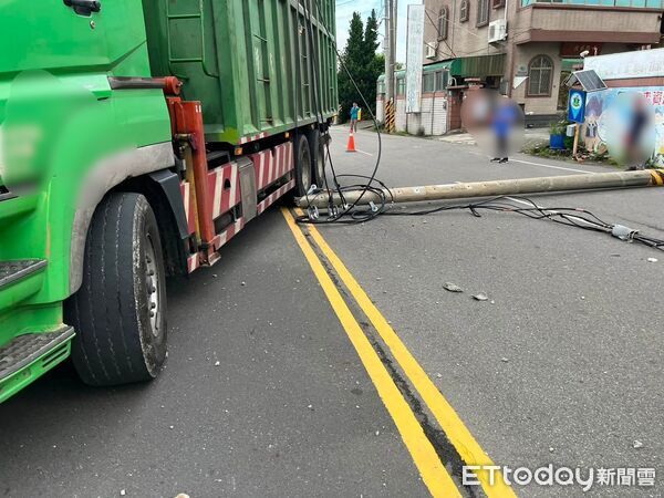 ▲▼        大貨車吊桿未收勾到電線 電桿硬生斷裂驚險畫面曝     。（圖／記者林東良翻攝）