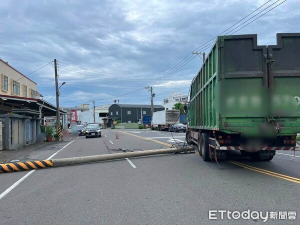 ▲▼        大貨車吊桿未收勾到電線 電桿硬生斷裂驚險畫面曝     。（圖／記者林東良翻攝）