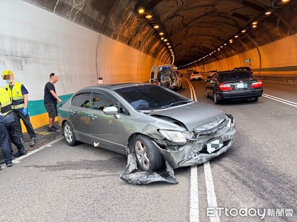 國3新店段3車碰撞！疑變換車道釀禍...中線車道駕駛閃避撞最慘