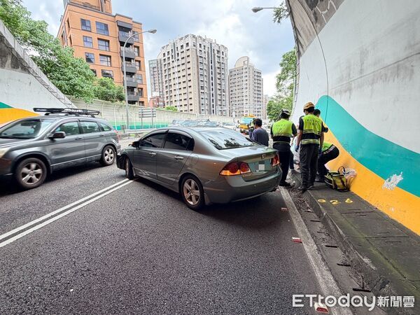 ▲國道三號因車輛不當變換車道引發擦撞意外、駕駛受傷送醫。(圖/記者張君豪翻攝)