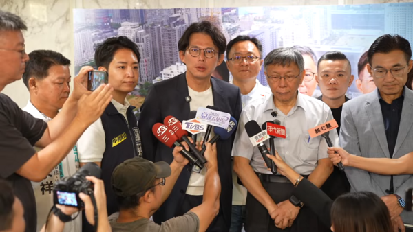 ▲民眾黨30日在台中舉辦「治理,從地方開始!」系列論壇」,會前柯文哲、黃國昌、江啟臣一同受訪。(圖/民眾黨提供)