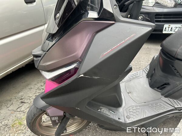 ▲29日北市信義區嘉興街發生BMW擦撞送餐員機車卻未停車查看的車禍意外 。(圖/記者張君豪翻攝)