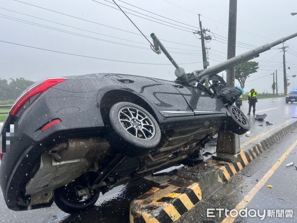 ▲▼花蓮男因天雨路滑導致車失控,開上分隔島撞斷路燈。(圖吉安警分局提供,下同)