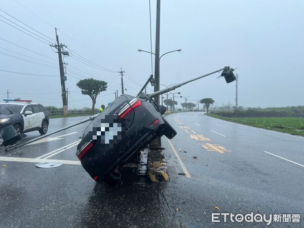 天雨路滑車失控！花蓮男衝分隔島撞斷路燈 車頭爆裂2傷