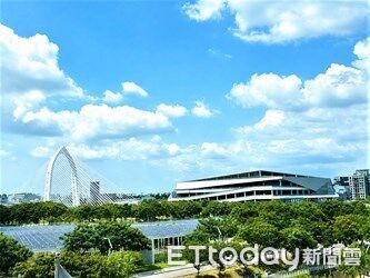 ▲▼台中水湳轉運中心俯瞰綠美圖、會展中心,成為最美觀景台。(圖/台中市政府提供,下同)