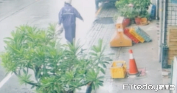 闖周氏蝦捲潑蟑！雨衣怪客身影曝光　店員還原現場：整個慌掉了
