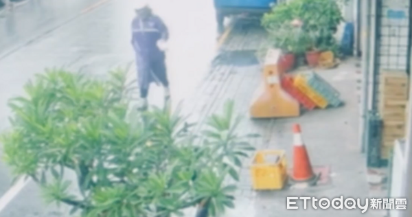 ▲▼台南雨衣怪客闖周氏蝦捲潑蟑螂。(圖/記者林東良翻攝)