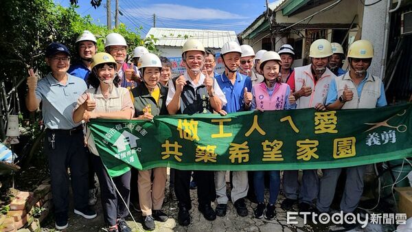 ▲台南市「做工行善團」不畏近日晴雨不定,犧牲假日前往官田區弱勢家庭接力修繕老屋。(記者林東良翻攝,下同)