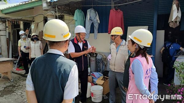▲台南市「做工行善團」不畏近日晴雨不定,犧牲假日前往官田區弱勢家庭接力修繕老屋。(記者林東良翻攝,下同)