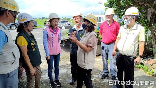 ▲台南市「做工行善團」不畏近日晴雨不定,犧牲假日前往官田區弱勢家庭接力修繕老屋。(記者林東良翻攝,下同)