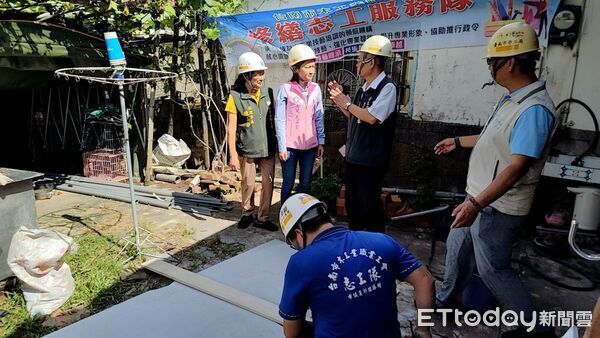 ▲台南市「做工行善團」不畏近日晴雨不定,犧牲假日前往官田區弱勢家庭接力修繕老屋。(記者林東良翻攝,下同)