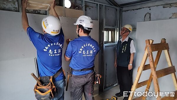 ▲台南市「做工行善團」不畏近日晴雨不定,犧牲假日前往官田區弱勢家庭接力修繕老屋。(記者林東良翻攝,下同)