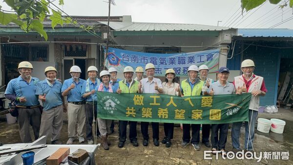 ▲台南市「做工行善團」不畏近日晴雨不定,犧牲假日前往官田區弱勢家庭接力修繕老屋。(記者林東良翻攝,下同)