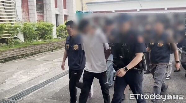 ▲▼專案小組展開拘提，查獲辣椒槍棍棒等證物。（圖／吉安警分局提供，下同）