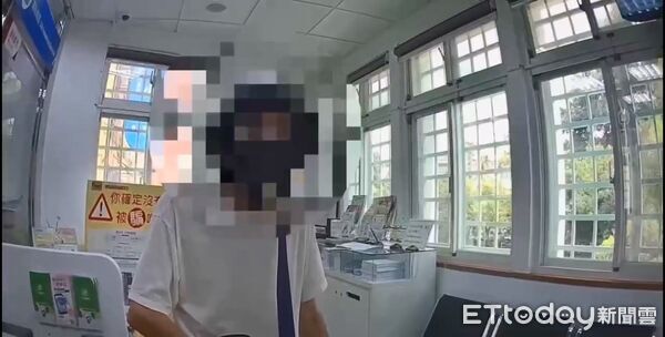 ▲泉州所警員洪郁翔、陳學勤熱心勸阻錢姓長者匯款。（圖／記者張君豪翻攝）