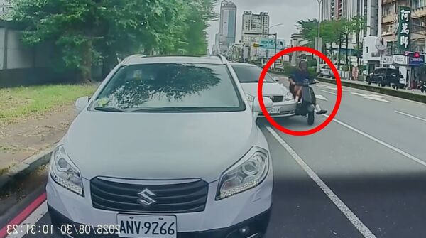 ▲台南一輛轎車變換車道時不慎與直行的微型電動二輪車發生碰撞。（圖／翻攝自Threads ／yang_che_kuo）