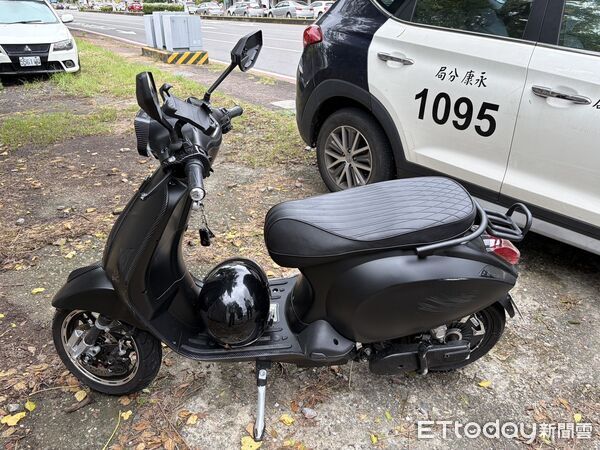 ▲台南一輛轎車變換車道時不慎與直行的微型電動二輪車發生碰撞。（圖／記者林東良翻攝）