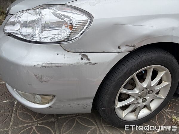 ▲台南一輛轎車變換車道時不慎與直行的微型電動二輪車發生碰撞。（圖／記者林東良翻攝）
