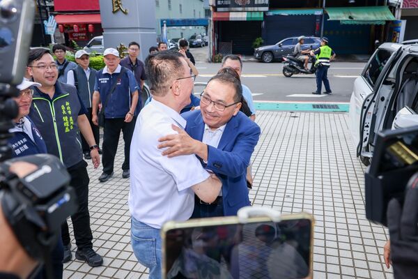 ▲李四川與侯友宜30日一同前往蘆洲慈惠堂，兩人見面後相擁。（圖／李四川競辦提供）