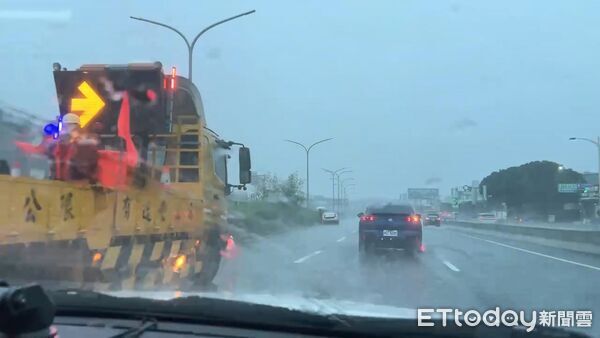 ▲▼台中強降雨全城一片黑，自小客失速自撞分隔護欄。（圖／記者許權毅攝）